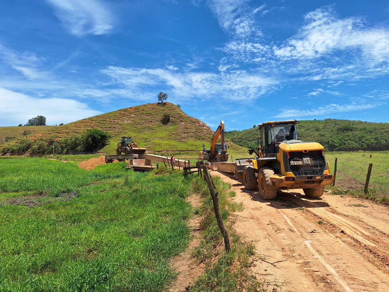 Prefeitura coloca ponte elevada e inicia aterro na localidade dos Bastos para manter acesso em dias de alagamento