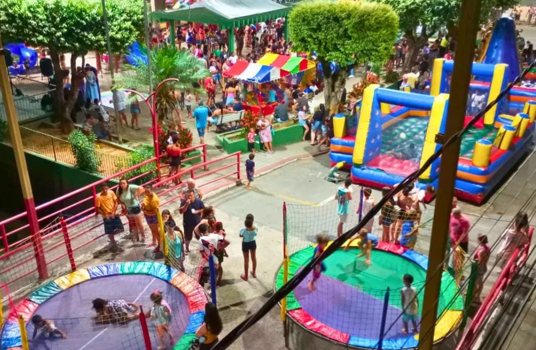 Super festa do Dia das Crianças reúne centenas de pessoas para dia de muita diversão na praça