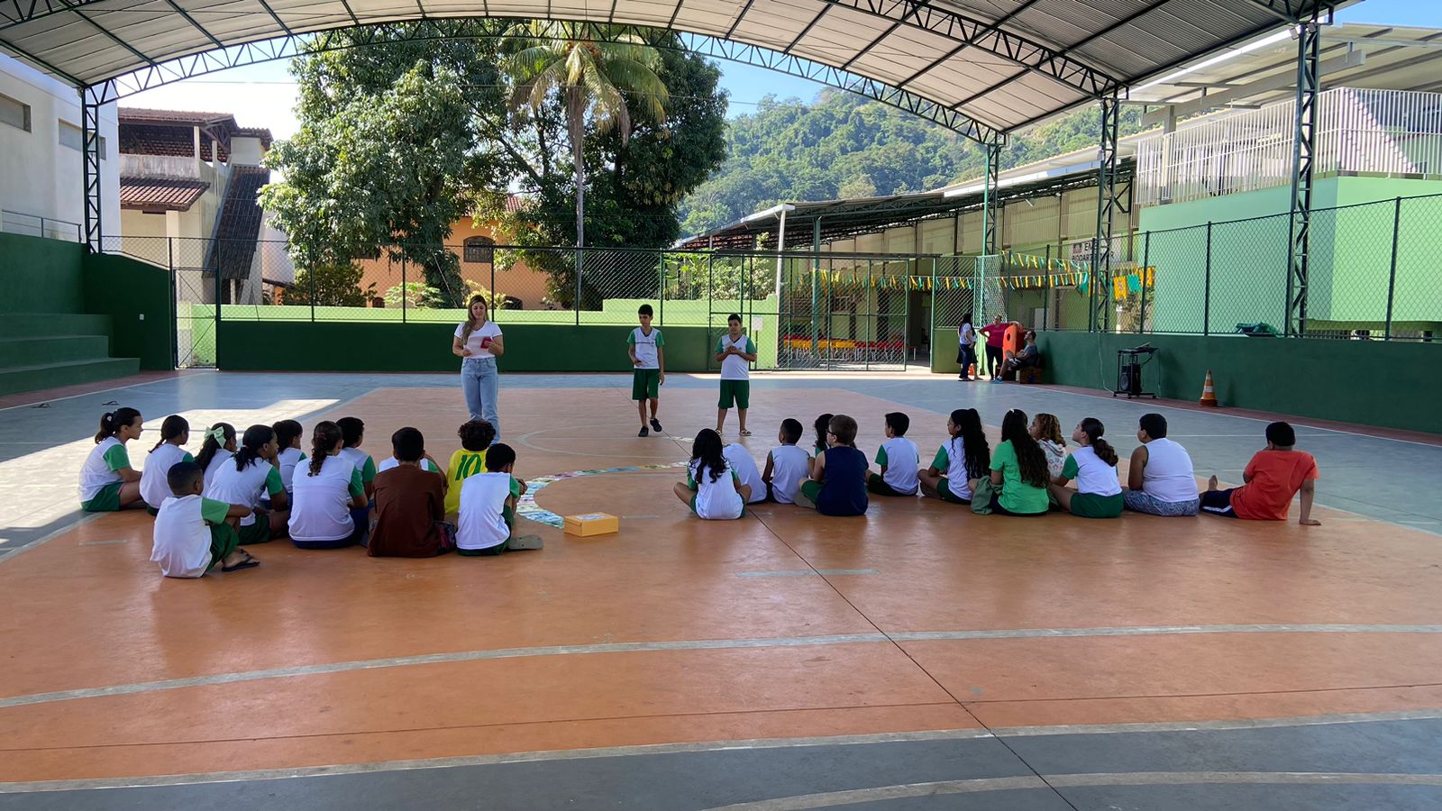 NOTÍCIA: Parceria entre Secretarias de Saúde e de Educação leva ensinamentos de forma lúdica e interativa sobre prevenção ao uso de álcool e outras drogas para alunos da rede municipal