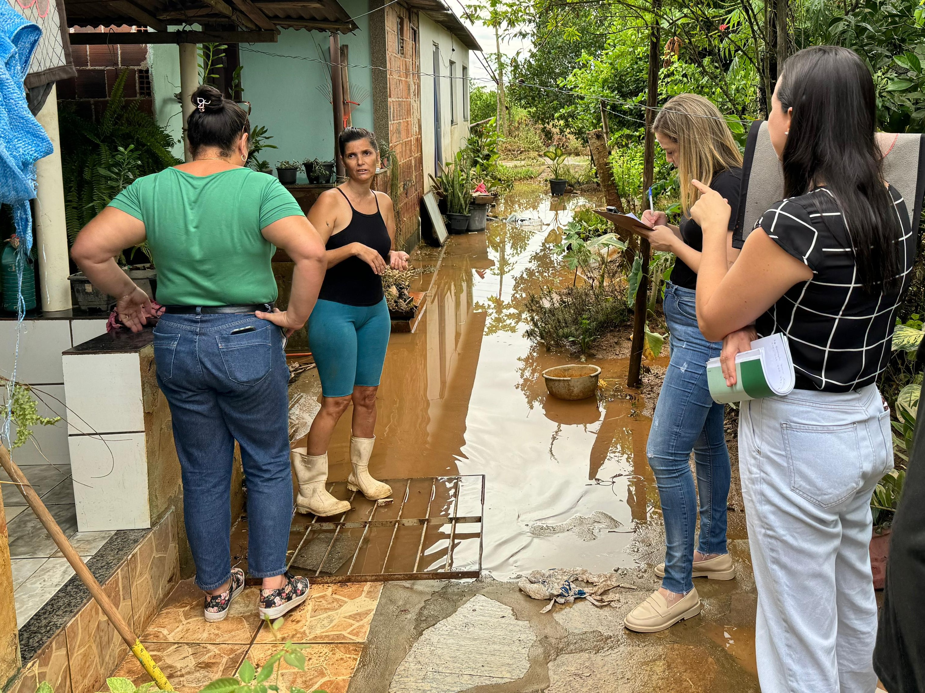 Secretaria de Assistência Social e Defesa Civil visitam famílias atingidas pelas chuvas para ações iniciais de auxílio e levantamento de danos