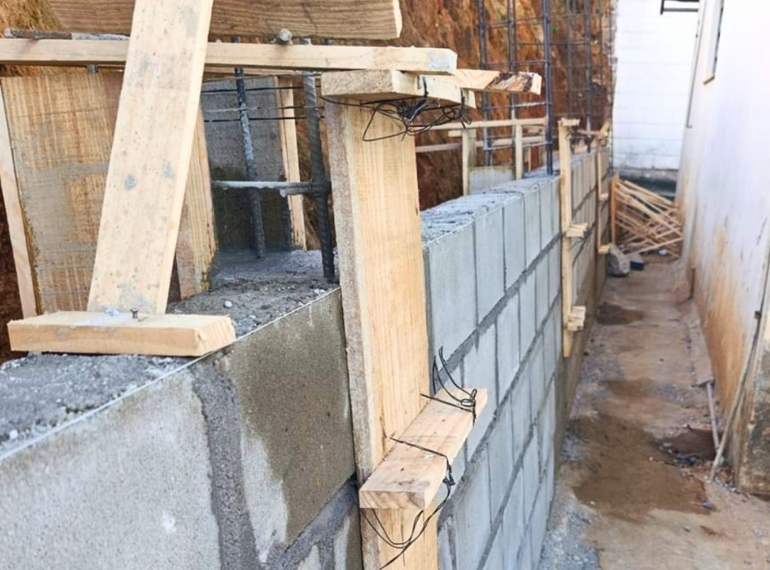 Imagem da notícia: Gestão Municipal, por meio da Secretaria de Obras e Serviços Urbanos, executa construção de muro de contenção da Capela Mortuária
