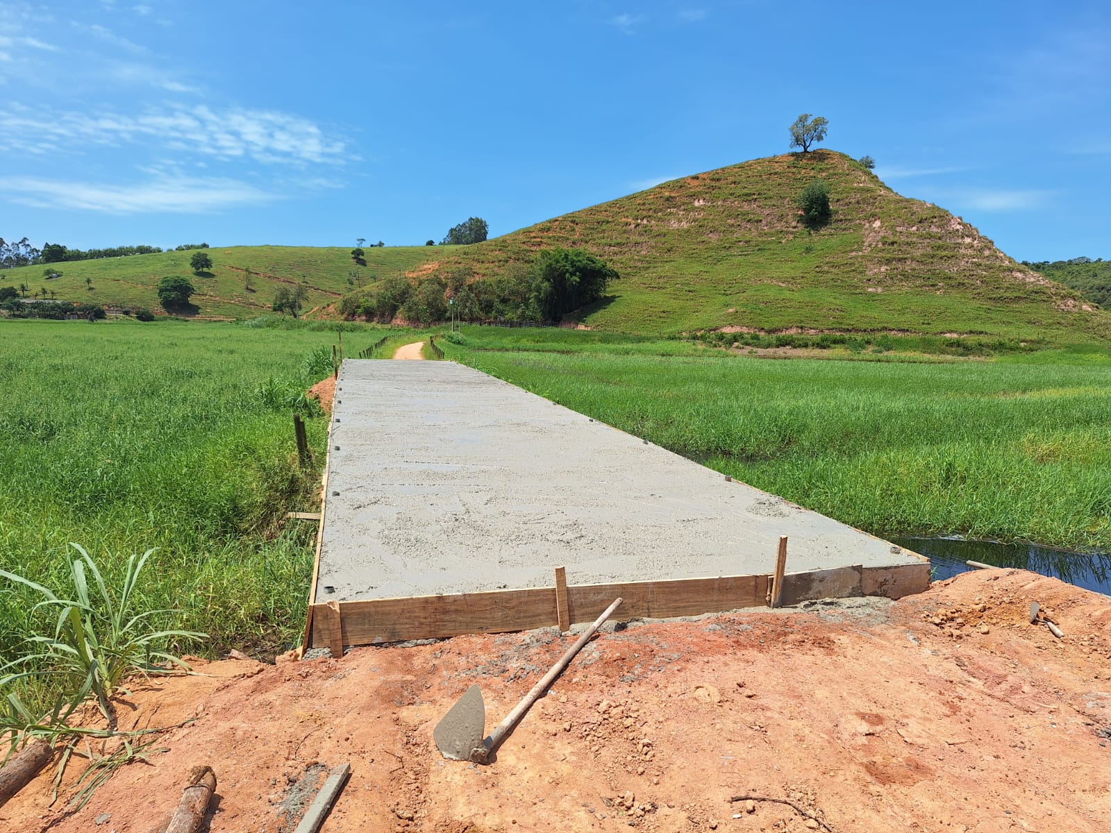 Imagem da notícia: Obras na localidade dos Bastos avançam com concretagem da ponte e nova etapa do aterro