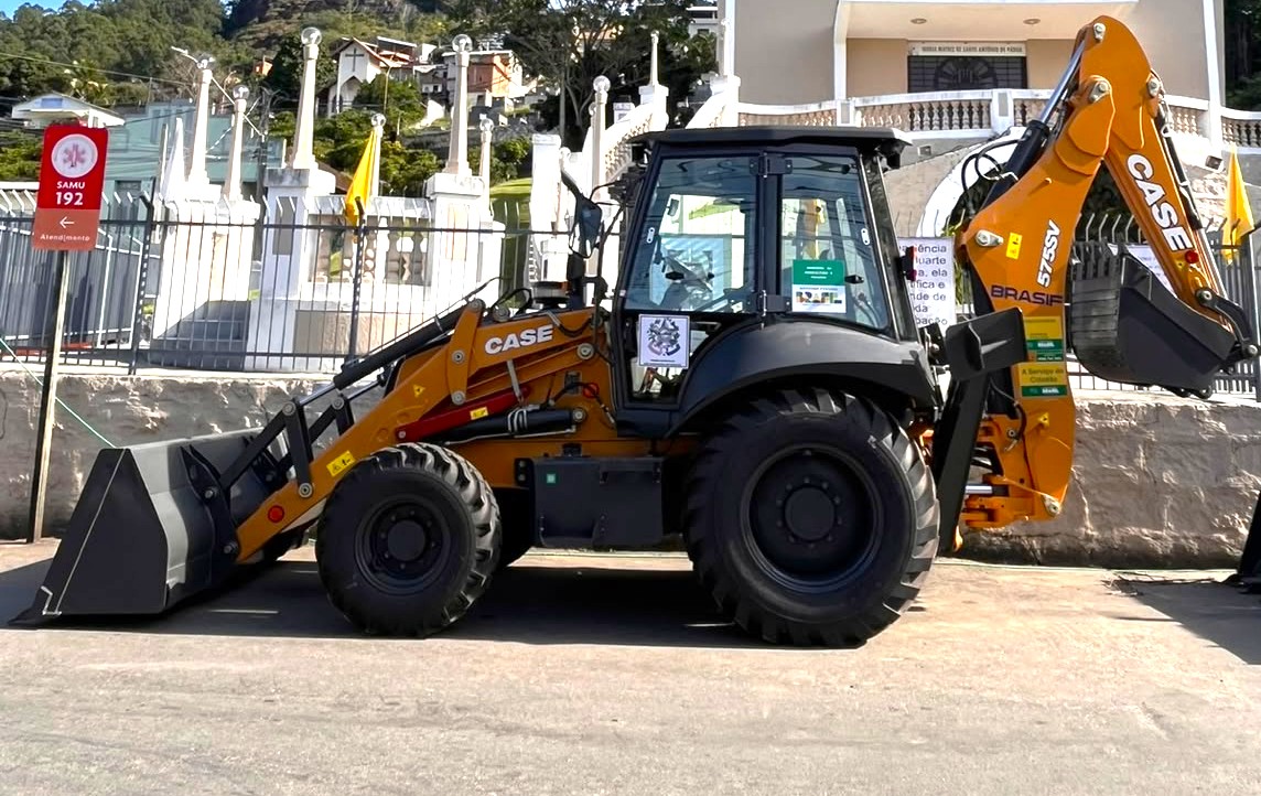 Imagem da notícia: Reforço na Agricultura: município ganha retroescavadeira proveniente de emenda do deputado federal Gilson Daniel