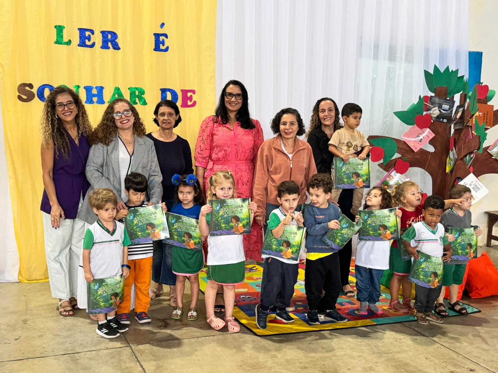 Imagem da notícia: Livro “Juçarinha e o Ouro Roxo de Rio Novo do Sul”, de autoria de profissionais da rede municipal e de Vitória, é distribuído para todos os alunos 